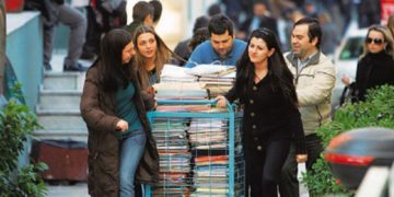 Από τα «καρότσια», τους «φακέλλοι» και το «σούρτα και φέρτα» στο cloud. Το χαρτόσημο όμως σταθερή αξία!