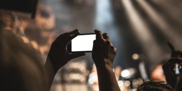 Παραστάσεις και συναυλίες πάνε… Zoom!