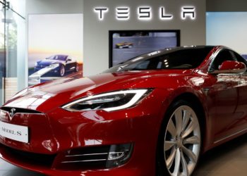 Το πρώτο Tesla pop-up store βρήκε στέγη στο Golden Hall